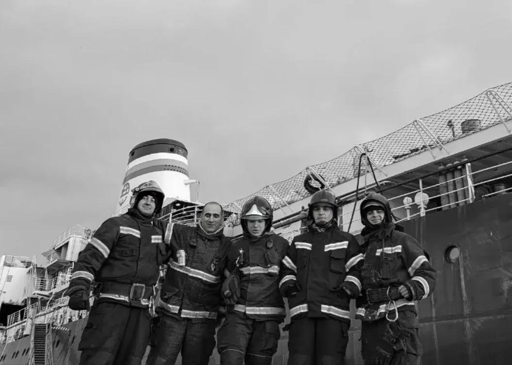Звено пожарных в&nbsp;снаряжении у&nbsp;здания